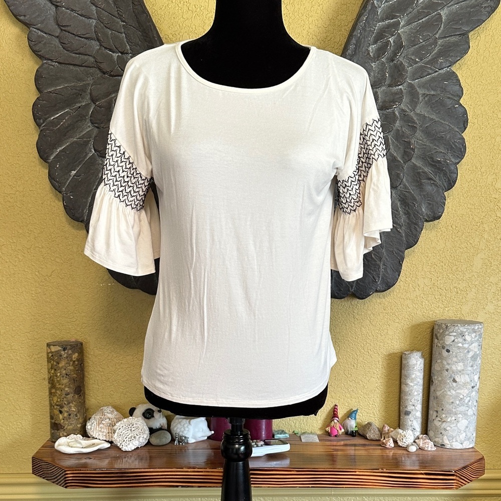 Vince Camuto Top with fancy Sleeves